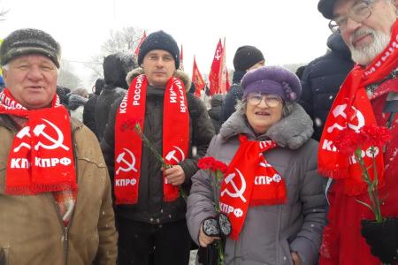В День Советской Армии и Военно-Морского Флота коммунисты Южно-Сахалинска возложили цветы к вечному огню