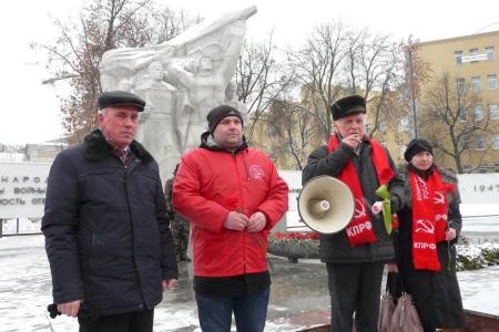 Рязанские коммунисты провели акции у Вечного Огня и монумента Победы