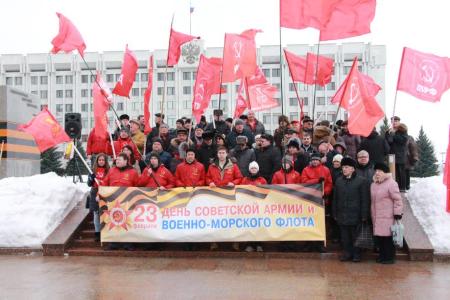 Самарские коммунисты возложили цветы к Вечному огню на площади Славы