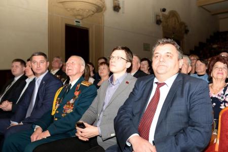 Концерт ко Дню Советской армии организовали коммунисты Калининского района Новосибирска