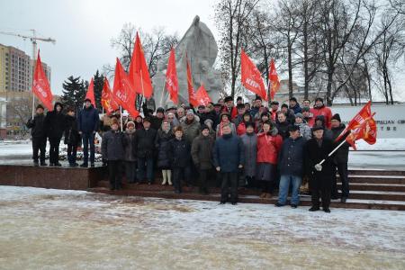 Рязанские коммунисты провели акции у Вечного Огня и монумента Победы