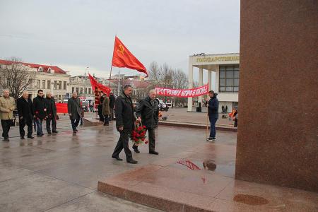 Республика Крым. Коммунисты шествием и митингом отметили День Советской Армии и Военно-Морского Флота
