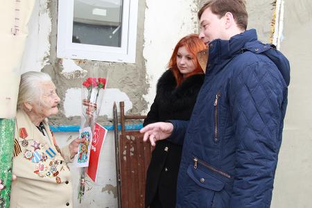 Крым. Комсомольцы города Симферополя поздравили ветеранов с Днем Советской Армии