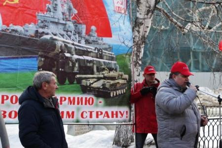 Саратовские коммунисты и комсомольцы демонстрацией отметили День Советской Армии и Военно-Морского Флота 