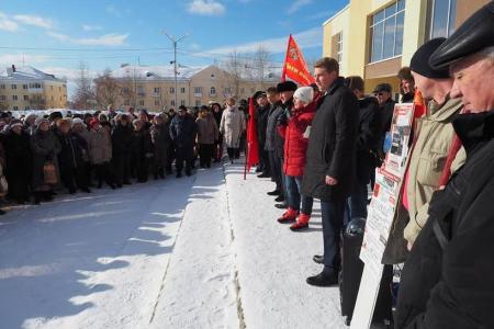 Свердловские коммунисты приняли участи в народном сходе в городе Карпинск