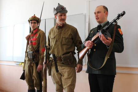 Комсомольцы Севастополя рассказали школьникам о Красной Армии