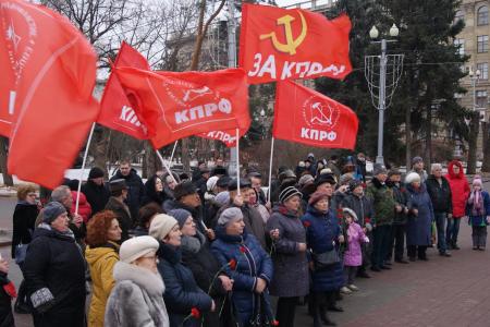 В преддверии Дня Советской армии и Военно-Морского флота сталинградские коммунисты и сторонники партии провели митинг и возложили цветы к Вечному огню на Аллее Героев
