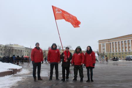 Новгородские коммунисты приняли участие в общегородском празднике в честь годовщины создания Советской Армии и Военно-Морского Флота