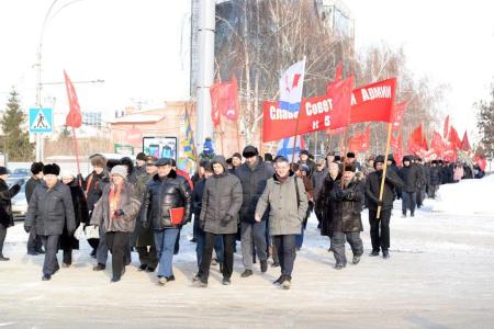 Новосибирские коммунисты прошли по Красному проспекту 23 февраля