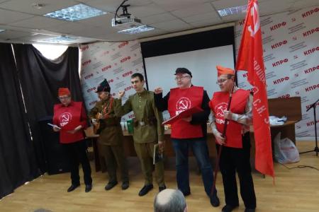 В честь дня Советской Армии и Военно-Морского Флота коммунисты города Екатеринбурга возложили цветы к памятнику героям Революции