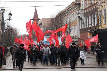 Саратовские коммунисты и комсомольцы демонстрацией отметили День Советской Армии и Военно-Морского Флота 