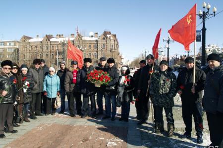 Коммунисты возложили цветы в честь 95-й годовщины освобождения Хабаровска