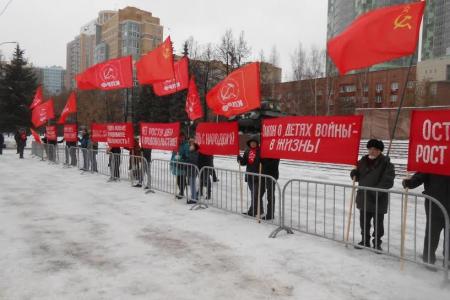 В Перми прошел митинг КПРФ в честь 99-й годовщины рождения Советской Армии и Военно-Морского флота
