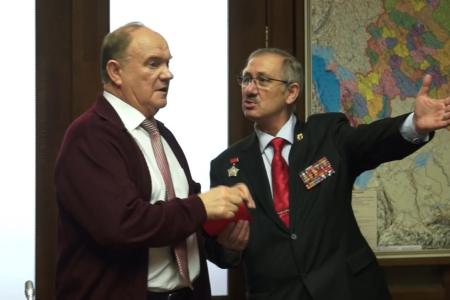 Г.А. Зюганов наградил памятными медалями группу ветеранов военной службы