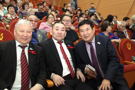 Якутия. Коммунисты провели большой торжественный вечер к 100-летию Великого Октября