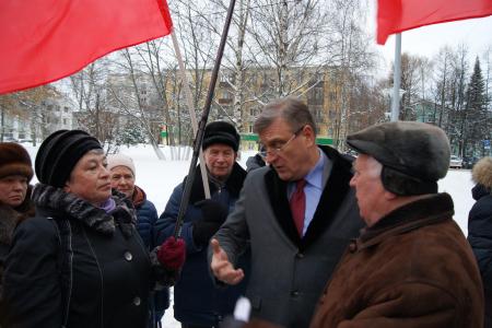 Кировские коммунисты провели акцию протеста у входа в Заксобрание