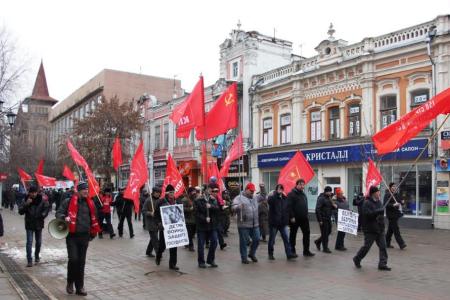 Саратовские коммунисты и комсомольцы демонстрацией отметили День Советской Армии и Военно-Морского Флота 