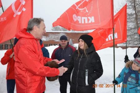 Коммунисты Соликамска провели демонстрацию-автопробег, посвященный Дню Советской Армии