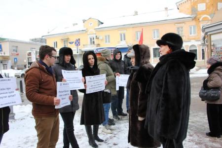 Белгород: Комсомольцы вышли с пикетом, чтобы выразить протест против действий ярого антисоветчика, директора госархива области и по совместительству члена Общественной палаты
