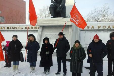В Салехарде прошел пикет, посвященный Дню Советской Армии и ВМФ