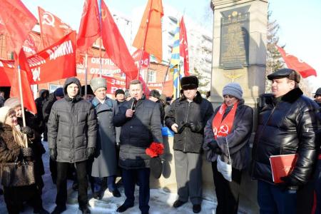 Новосибирские коммунисты прошли по Красному проспекту 23 февраля