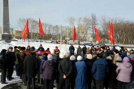 В честь дня Советской Армии и Военно-Морского Флота коммунисты города Екатеринбурга возложили цветы к памятнику героям Революции