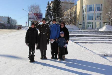 Республика Коми. Комсомольцы Сыктывкара поздравили горожан с Днем Совесткой Армии