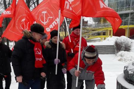 Ивановские коммунисты провели у памятника Фрунзе митинг, посвященный 99-й годовщине создания Красной Армии