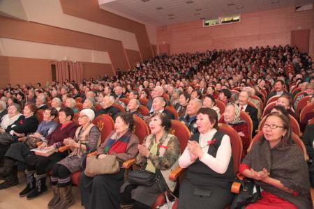 Якутия. Коммунисты провели большой торжественный вечер к 100-летию Великого Октября