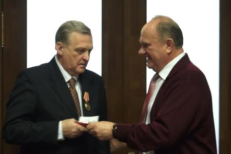Г.А. Зюганов наградил памятными медалями группу ветеранов военной службы