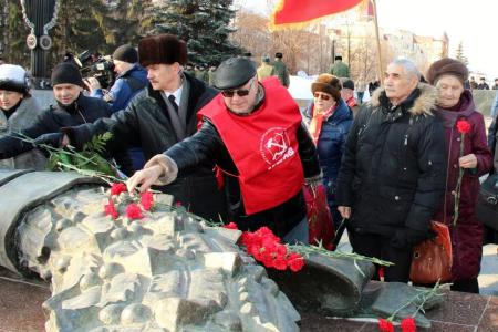 Челябинские коммунисты приняли участие в торжественной церемонии в честь Дня Советской Армии и Военно-Морского Флота