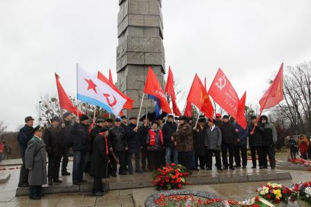 Калининградские коммунисты отметили день Советской Армии и Военно-Морского Флота