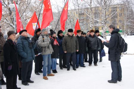 Кировские коммунисты провели пикет у Заксобрания 
