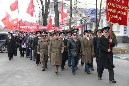 Республика Крым. Коммунисты шествием и митингом отметили День Советской Армии и Военно-Морского Флота