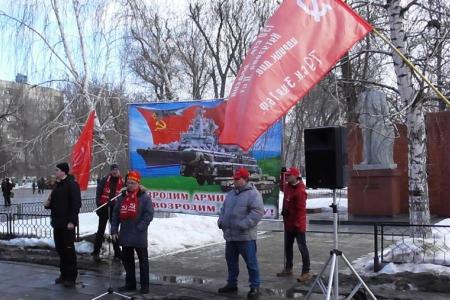 Саратовские коммунисты и комсомольцы демонстрацией отметили День Советской Армии и Военно-Морского Флота 