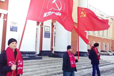 Приморский край. Под флагами КПРФ в городе Артеме прошел митинг протеста против жилищно-коммунального беспредела