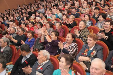 Якутия. Коммунисты провели большой торжественный вечер к 100-летию Великого Октября