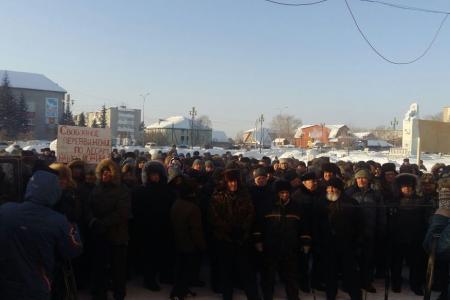 Новосибирская область. В тридцатиградусный мороз 500 охотников вышли на митинг против продажи охотугодий частникам