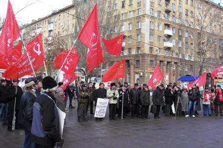Саратовские коммунисты и комсомольцы демонстрацией отметили День Советской Армии и Военно-Морского Флота 