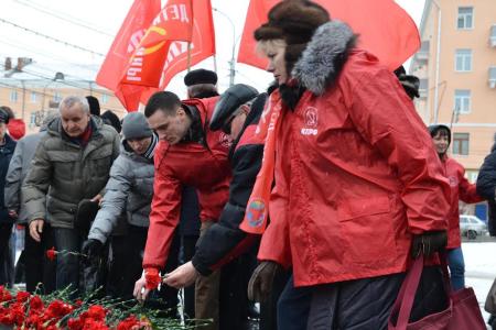 Рязанские коммунисты провели акции у Вечного Огня и монумента Победы