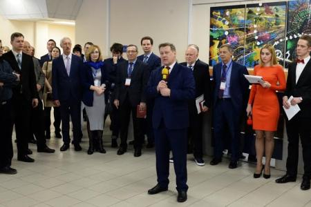 Мэр-коммунист Анатолий Локоть открыл четырехэтажную библиотеку на левом берегу Новосибирска