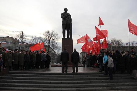 Республика Крым. Коммунисты шествием и митингом отметили День Советской Армии и Военно-Морского Флота