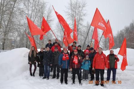 Коммунисты Соликамска провели демонстрацию-автопробег, посвященный Дню Советской Армии