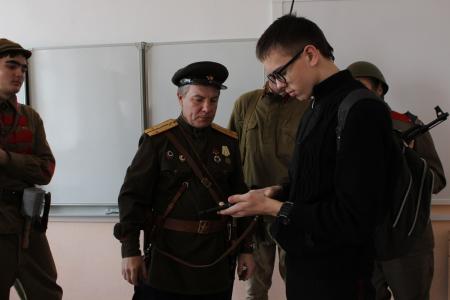 Комсомольцы Севастополя рассказали школьникам о Красной Армии