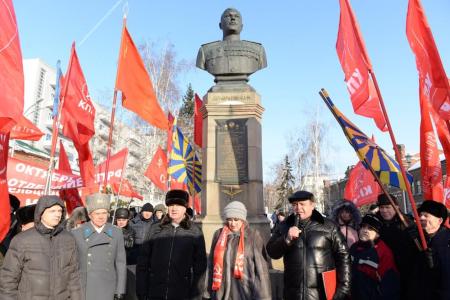 Новосибирские коммунисты прошли по Красному проспекту 23 февраля