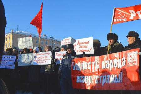 Нет – экономии на бедных! Да – экономии на богатых! В Рубцовске прошел массовый митинг льготников