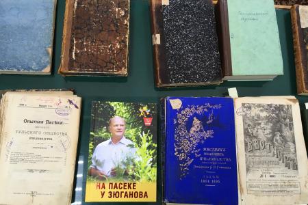 Олег Лебедев посетил Рязанскую область и подарил книги лидера КПРФ "На пасеке у Зюганова" библиотеке НИИ пчеловодства