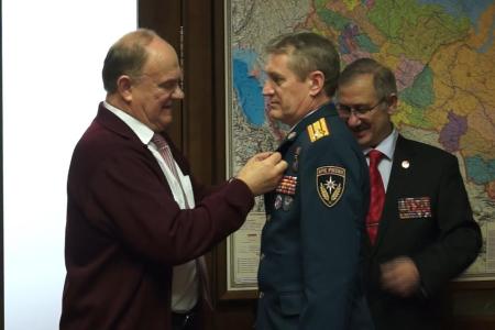Г.А. Зюганов наградил памятными медалями группу ветеранов военной службы