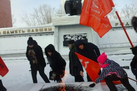 В Салехарде прошел пикет, посвященный Дню Советской Армии и ВМФ