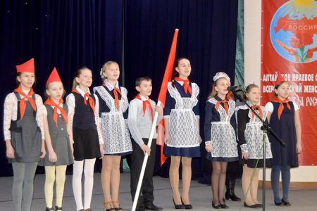 «И вновь продолжается бой!». Коммунисты в Барнауле провели концерт, посвященный 100-летию Великого Октября